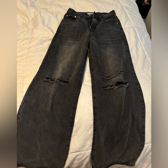 Black Washed jeans, two ripped holes ones on each side below knee cap. 5'3, 120 - Picture 4 of 7